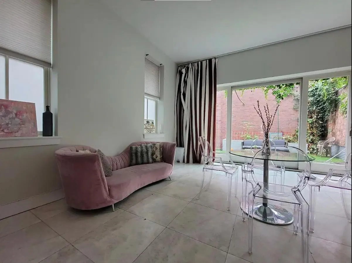 Contacts de Luxurious Apartment With Backyard And Jacuzzi